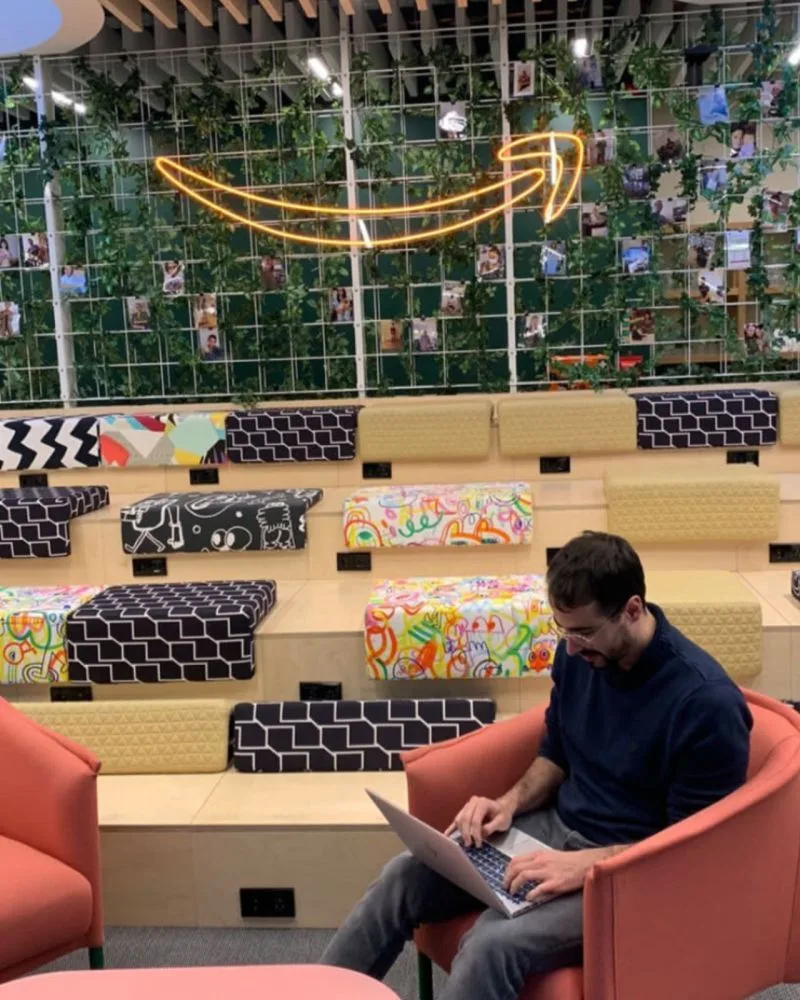 José trabajando con su portátil en una oficina de Amazon