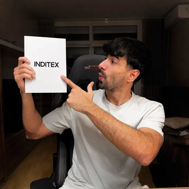 José sujetando una tarjeta que dice Inditex