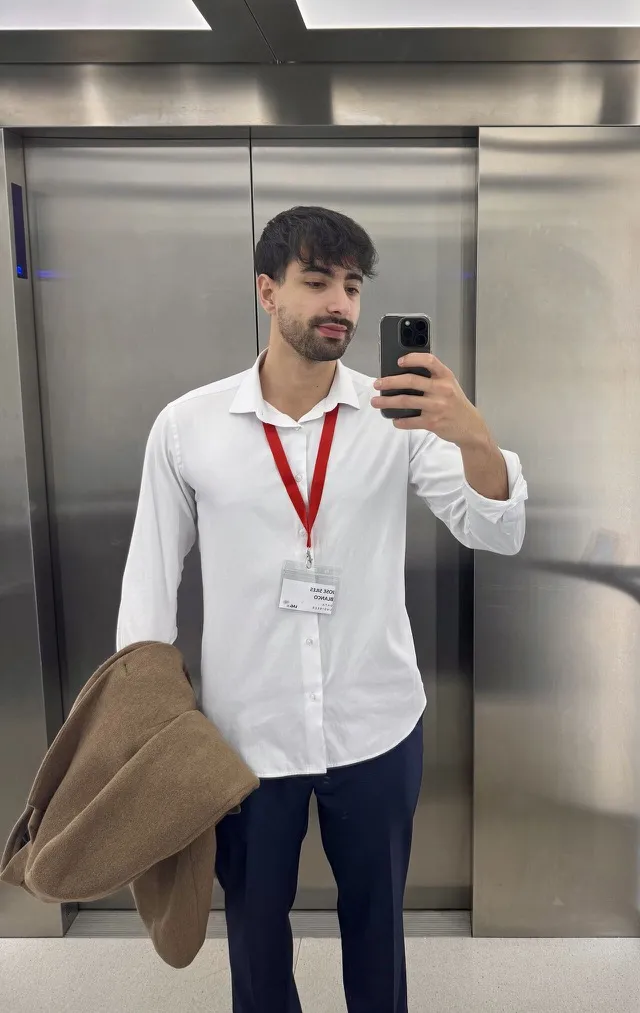 José en el ascensor de la oficina con su acreditación de Nestlé